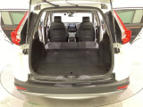 リアシートの背もたれを倒してさらに広々としたトランクスペースになります。段差も少なく荷物の出し入れもしやすくなっています。