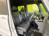 運転席まわりには十分なスペースがあり、大柄な方でもゆったり運転していただける環境です。