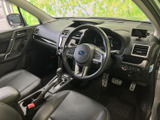 運転席から前方を見渡しやすく、視界の広さが感じられる室内です。シートやドアまわりも落ち着いた色調でまとまり、運転する方も助手席の方も過ごしやすい空間です。
