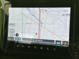 地図上で現在地周辺の道路や施設を確認でき、行き先の確認に役立ちます。画面上のメニューから各種項目へ移りやすく、慣れない場所へのお出かけや日々の移動をサポートしてくれる装備です。