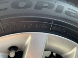 タイヤサイズは185/65R15です。