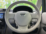 握りやすい形状で、運転姿勢に合わせて自然に手を添えられます。中央にはホーンとエアバッグの表示があり、日々の運転で使う基本部分をすっきりまとめた仕様です。視界を妨げにくい配置も魅力です。