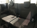 3列目シートは跳ね上げ式で折りたたみ可能です。キャンプ用品など大きな荷物もばっちり収納可能です!