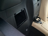 運転席背もたれの後ろに収納スペースがあります☆