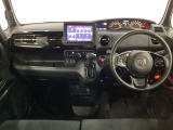 車内は光触媒抗菌消臭施工済です。インパネ周りはスタイリッシュなデザインで機能や装備も充実しています。グローブボックスやカップホルダーのほかにトレーなどたくさんの収納スペースが付いています。