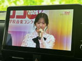 テレビ番組をモニターで視聴でき、停車中の待ち時間も楽しみを添えてくれます。画面が見やすく、移動の合間に車内で過ごす時間を有意義に活用できる装備です。