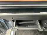 グローブボックスの他にも収納をご用意してます。車内をスッキリ見せることができます。