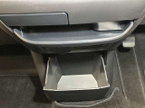 お気に入りのCDなどが収納できる格納式ボックス★