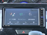 ソース切替やマイメニューなどの項目が画面にまとまり、必要な機能を選びやすい構成です。目的地検索や各種設定も確認でき、日常の移動を便利に支えます。