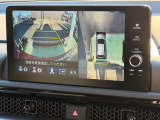 後退時に車両の後ろ側をモニター画面に表示します。車庫入れなどでバックする際に後方確認ができて便利です。車庫入れが苦手な人もこれで安心。