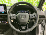 ステアリングにオーディオなどのスイッチを備え、運転姿勢を保ちながら手元で各種操作ができます。メーターも視線の先に収まり、運転中に必要な情報を確認しやすい配置です。