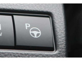 アドバンスト パーク付きです。カメラやソナーによって、周囲を監視しながら駐車を支援。障害物を検知した場合には警報を鳴らし、ブレーキ制御を行うことで接触回避を支援します。