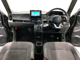 【前方視界】開放的な前方視界!運転がしやすく疲れにくいです♪窓が大きく、見通しがとっても良いおクルマですよ♪