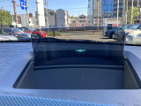 【ヘッドアップディスプレイ】ドライバーが常に面皰の道路状況に集中できる、現在の車速・ナビゲーションのルート案内の矢印表示、曲名やラジオ局のリストなど様々な情報をドライバーの視界内に直接表示いたします。