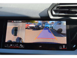 リアビューカメラ『入車経路を算出し、ガイドラインと補助線をディスプレイに表示します。同時にバンパーに内蔵のセンサーが障害物を感知し音で注意を促します。後方の死角も安心していただけます。』