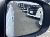 【ブラインドスポットモニター】隣車線を走る車両をレーダーで検知し、ミラーで確認しにくい後側方エリアに存在する車両を検知します。車両を検知するとドアミラーに搭載されたLEDインジケーターが点灯します。