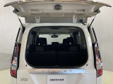 【デュアルバックドア】大きくも開く!小さくも開く!選べる2つの開閉★駐車場等で後ろのクルマを気にすることなくラゲッジルームに荷物を積み込めます!