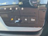 スイッチ方式のシフトは、インパネ周りの突起物をなくし、運転席から助手席へのサイドスルーを簡単にします。