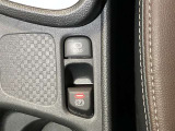 【ブレーキホールド】停車した際ブレーキペダルを踏み続けなくても停車状態を保持する機能です。信号待ちや渋滞の時、ブレーキを踏みっぱなしにしなくていいので、足の疲れを大幅に軽減することができます。