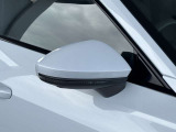 ●アウディサイドアシスト『後方の死角を並走する車両を検知しドアミラーの内側のLEDが点灯。ドライバーに注意を促し事故を未然に防ぐシステムです。』