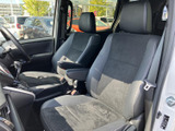 座席は身体を預けやすい形状で、前方を見渡しやすい運転席まわりが広がります。窓から周囲の様子を確認でき、落ち着いた色調の室内は日常の移動にもなじみます。