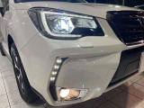 【LEDヘッドライト】悪天候や夜間走行時も良好な視界を確保し安心して運転できる高輝度LEDヘッドライトを装備!点灯速度が早く、消費電力も抑えられています。
