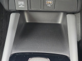 前席の間に設けられた便利なセンターコンソールトレー。小物やスマートフォンをすっきり収納できる使い勝手の良いスペースです。