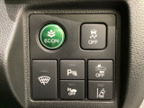 Hondaセンシング用の、VSA(ABS+TCS+横滑り抑制)解除と路外逸脱抑制機能のオンオフスイッチなどはハンドルの右側に装備しています。燃費に役立つECONボタンもここです。