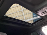 サンルーフの開放感により車内はいつも明るく、自然と会話が弾んでドライブも一段と楽しくなります。