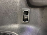 メモリー付きパワーシートが装備されている車両はシートの位置・ドアミラーの角度・ハンドルの位置を3名まで記憶出来ます。