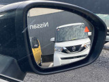 車線変更を行う際、後方から車両が接近していたらランプが点灯してお知らせしてくれます。