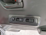 パワーウィンドウのスイッチですよ。運転席に居ながら窓を開け閉めのコントロールできます。