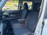 運転席と助手席の間には肘置きが付いており、長距離運転の疲れを軽減できます。