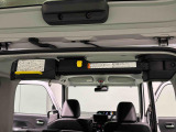 スイッチ1つで車いすも簡単操作で楽々収納。天井付けなので,収納時の荷室スペースも確保できます。(昇降能力:30Kg)