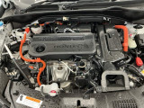 技術が詰まったエンジンルームもご覧の通りピカピカにクリーニング済みです。ハイブリッドなのでお財布にも環境にも優しいです。