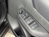 【パワーウインドウ】運転席に居ながら窓を開け閉めのコントロールできますよ。ロック機能で、子供がイタズラして窓を開けるという事も無くなりますよ。