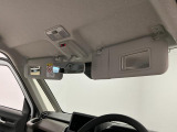 【サンバイザー】車内で身だしなみを整えるためのバニティミラーがセット。お化粧直しや髪型のチェックに活用できます。
