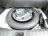 【応急用タイヤ】・・・万一のときにも安心な応急用タイヤはしっかり備わっております。中古車選びにはこういうチェックもお忘れずに。