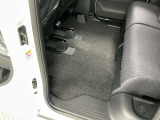 しっかりと汚れ、砂ぼこりを落とし足元まで清潔な車内空間を作り上げております♪
