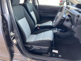 明るい色を組み合わせたシートが、運転席まわりをすっきりとした印象にしています。前方の視界を確保しやすい配置で、乗り降りもしやすく、毎日の移動を快適に過ごせそうです。