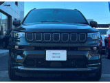 7つのグリルの「セブンスロットグリル」はJEEP車である象徴です。