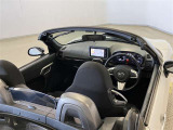 運転席周りのレイアウトをご覧ください。ナビゲーションが綺麗に装着されすっきり収まってますね!