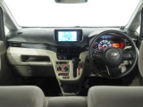 インパネは下半分を明るい配色としたデザインです。