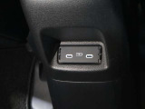 便利な充電ポートなどの操作部周辺。使い勝手を考慮したレイアウトです。