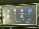 自宅や名称、周辺施設など、目的地の探し方を選べるメニューを表示。住所や電話番号からも検索でき、行き先に合わせて選択しやすい案内画面です。