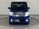 とっても明るいディスチャージヘッドライト(HID)です。 また、フォグライトもついています!