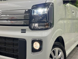 【LEDヘッドライト】悪天候や夜間走行時も良好な視界を確保し安心して運転できる高輝度LEDヘッドライトを装備!点灯速度が早く、消費電力も抑えられています。