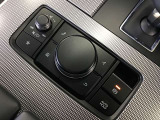 コマンダーコントロール。スイッチを探すことなく自然に手を下した位置に配置。手元を見ることなく、各種操作が行えます。