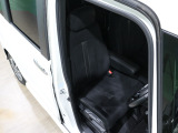 程よい硬さとホールド性が高いシートで長時間運転も快適です。