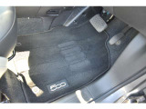 運転席フロアマット/距離相応の使用感はございますが、大変綺麗な状態です。